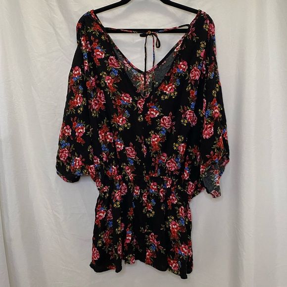 White Birch beautiful black floral blouse, v-neck cinched at waist, size 1x - Picture 5 of 8